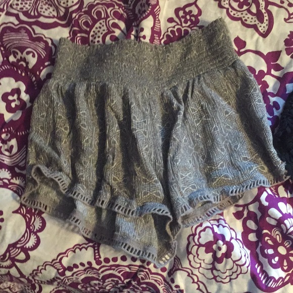 BUNDLE💕 2 LA Hearts Shorts - Picture 2 of 5